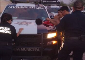 Arrestan a cuatro hombres con una réplica de arma de fuego y un cuchillo en la colonia Solidaridad de Hermosillo