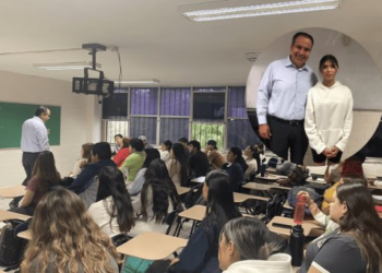 Comparte Antonio Astiazarán experiencias con alumnos de la Unison