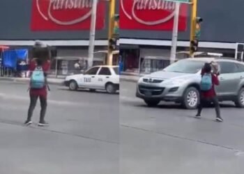Atienden a mujer con problemas mentales tras atacar autos con una piedra