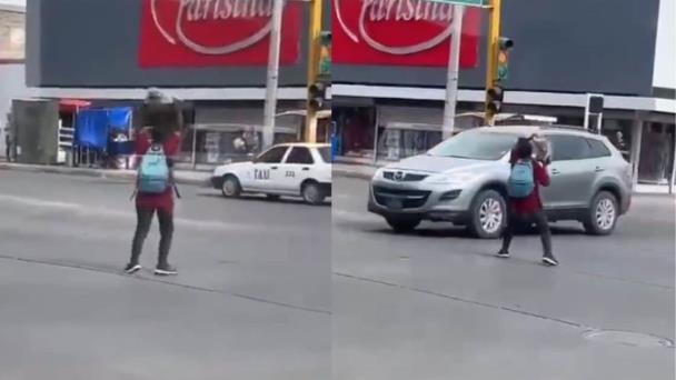 Atienden a mujer con problemas mentales tras atacar autos con una piedra Atienden a mujer con problemas mentales tras atacar autos con una piedra
