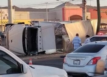 Vuelca camión de carga en bulevar al norte de Hermosillo