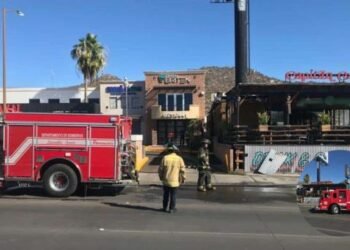 Incendio en restaurante provoca evacuación de empleados y comensales