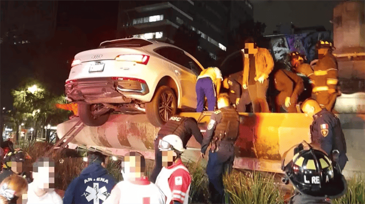 Audi vuela por los aires y termina sobre fuente de Diana Cazadora