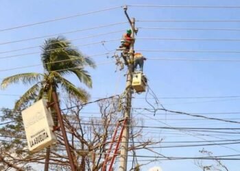 Personal de CFE trabaja las 24 horas para restablecer la energía en Acapulco
