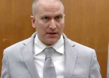 Apuñalan a Derek Chauvin en prisión de Arizona, expolicía que mató a George Floyd, afroamericano, en 2020