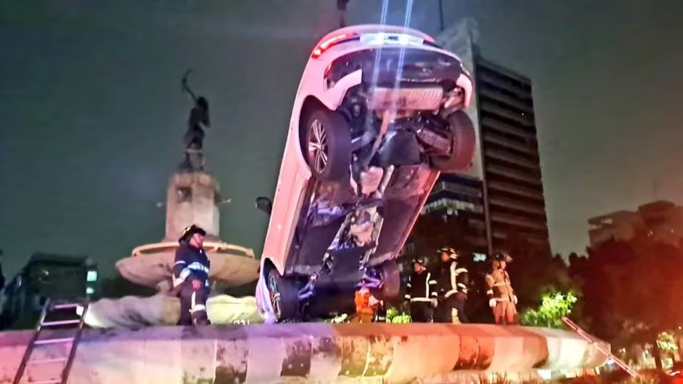 Audi ‘vuela por los aires’ y termina sobre fuente de Diana Cazadora