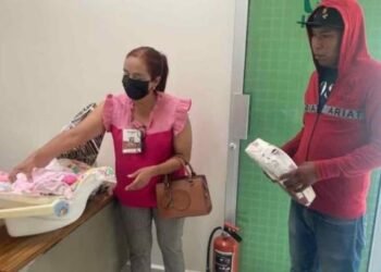 Un bebé nace en un lote baldío