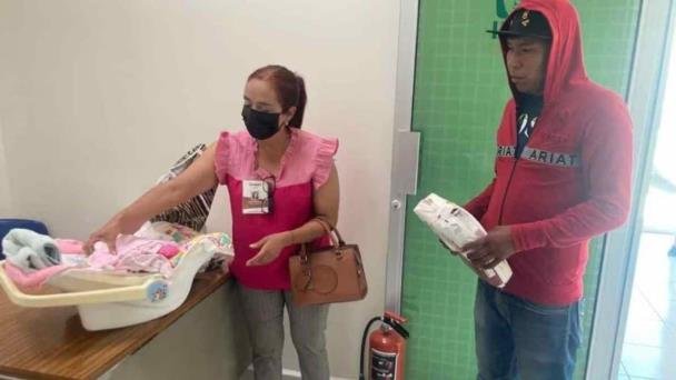 Un bebé nace en un lote baldío Un bebé nace en un lote baldío