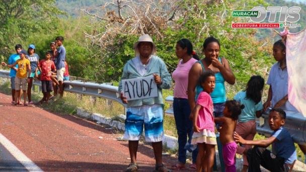 Poco a poco la ayuda va llegando a Acapulco Poco a poco la ayuda va llegando a Acapulco