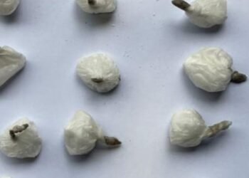 Mujer es arrestada por cargar con envoltorios de crystal en la colonia El Encanto