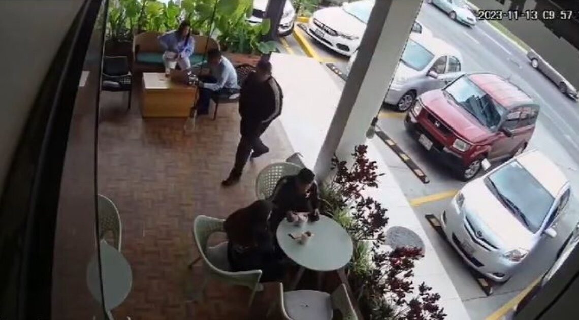 VIDEO: Graban asesinato del subdirector de la policía de Zapopán en cafetería; agresores se hacían pasar por clientes