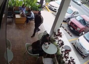 VIDEO: Graban asesinato del subdirector de la policía de Zapopán en cafetería; agresores se hacían pasar por clientes