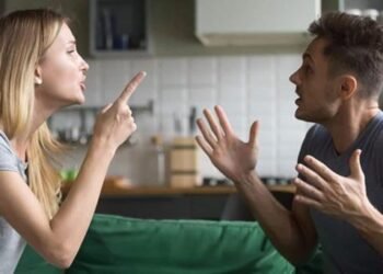 Hombre prende fuego a su esposa