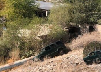 Camioneta derrapó por el bordo de la presa Abelardo L Rodríguez