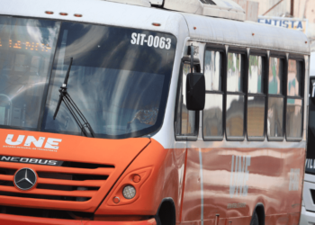 Modifican 4 rutas de camiones por peatones y autos en tianguis