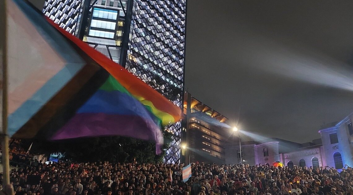 Comunidad LGBTQ+ exige justicia y honra al magistrade en distintos puntos de la República Comunidad LGBTQ+ exige justicia y honra al magistrade en distintos puntos de la República