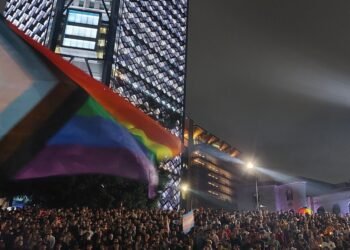 Comunidad LGBTQ+ exige justicia y honra al magistrade en distintos puntos de la República