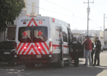 Hombre sufre quemaduras de primer grado al tocar cables de alta tensión