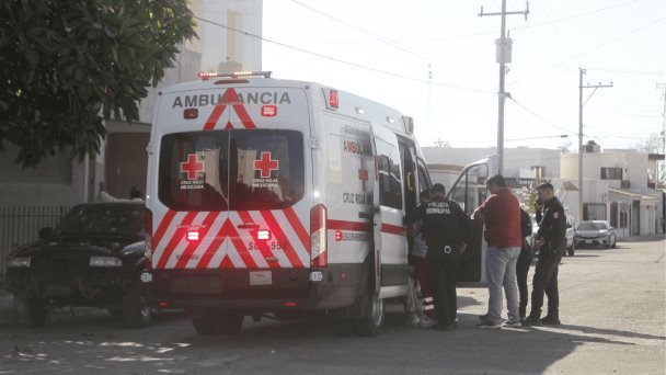 Hombre sufre quemaduras de primer grado al tocar cables de alta tensión Hombre sufre quemaduras de primer grado al tocar cables de alta tensión