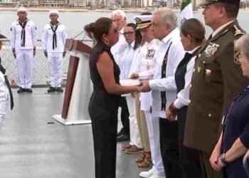 AMLO preside homenaje póstumo a marinos y civiles fallecidos por “Otis” en Acapulco