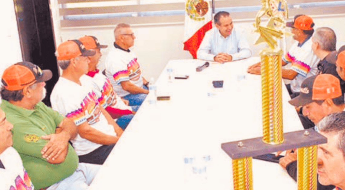 Antonio Astiazarán felicita a beisbolistas veteranos ganadores de campeonato estatal