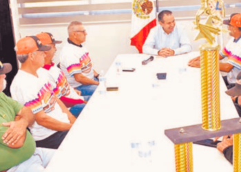 Antonio Astiazarán felicita a beisbolistas veteranos ganadores de campeonato estatal