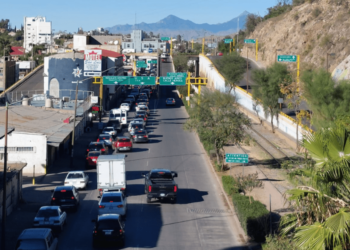 Hacen 5 horas de fila en garitas de Nogales