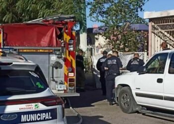 Bomberos de Hermosillo sofocan un incendio en el traspatio