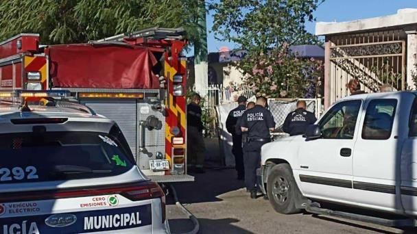 Bomberos de Hermosillo sofocan un incendio en el traspatio Bomberos de Hermosillo sofocan un incendio en el traspatio