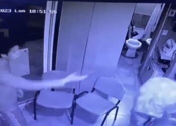 Joven propina golpiza a guardia de seguridad y lo manda al hospital