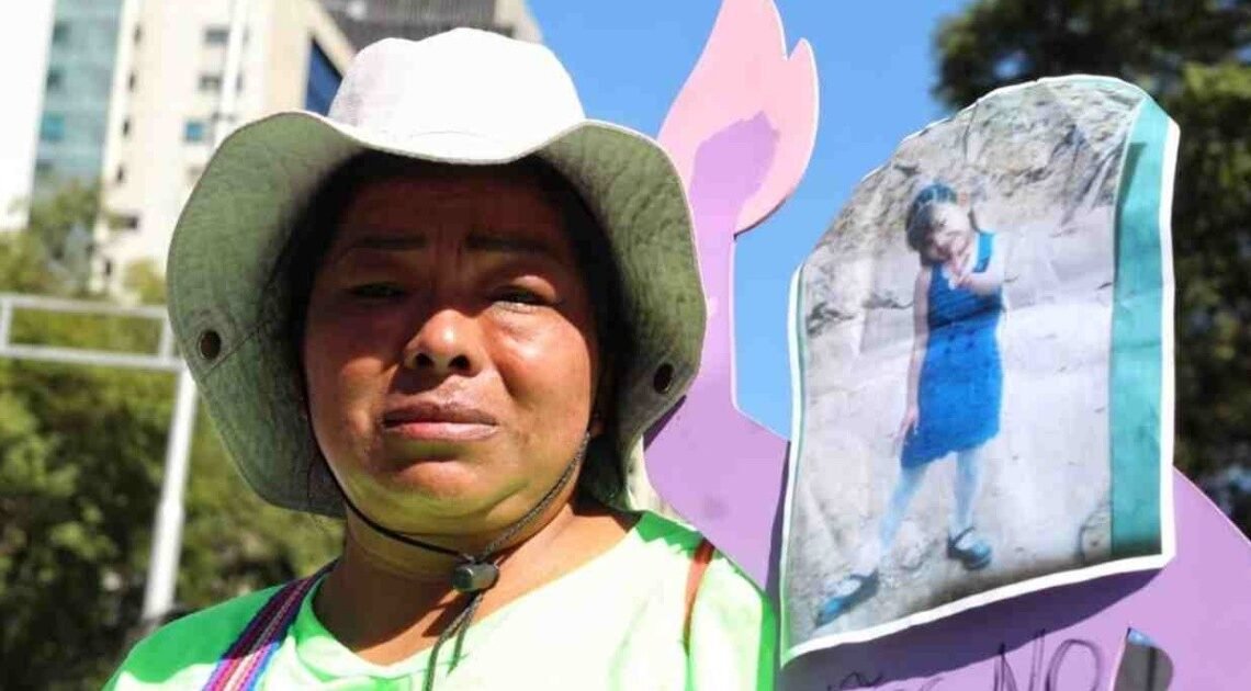 “Este es el dolor que nos mueve”: Mujeres piden justicia para sus familiares en marcha feminista del 25N