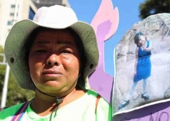 “Este es el dolor que nos mueve”: Mujeres piden justicia para sus familiares en marcha feminista del 25N