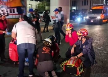 Padre se arroja de Metro con su pequeño hijo a 20 metros de altura en Monterrey