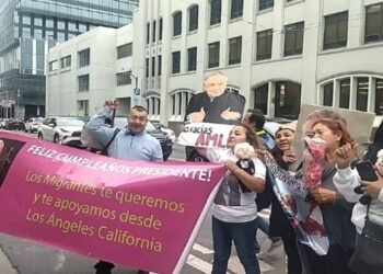 “Amor con amor se paga”: Migrantes reciben a AMLO en San Francisco y le cantan “happy birthday”