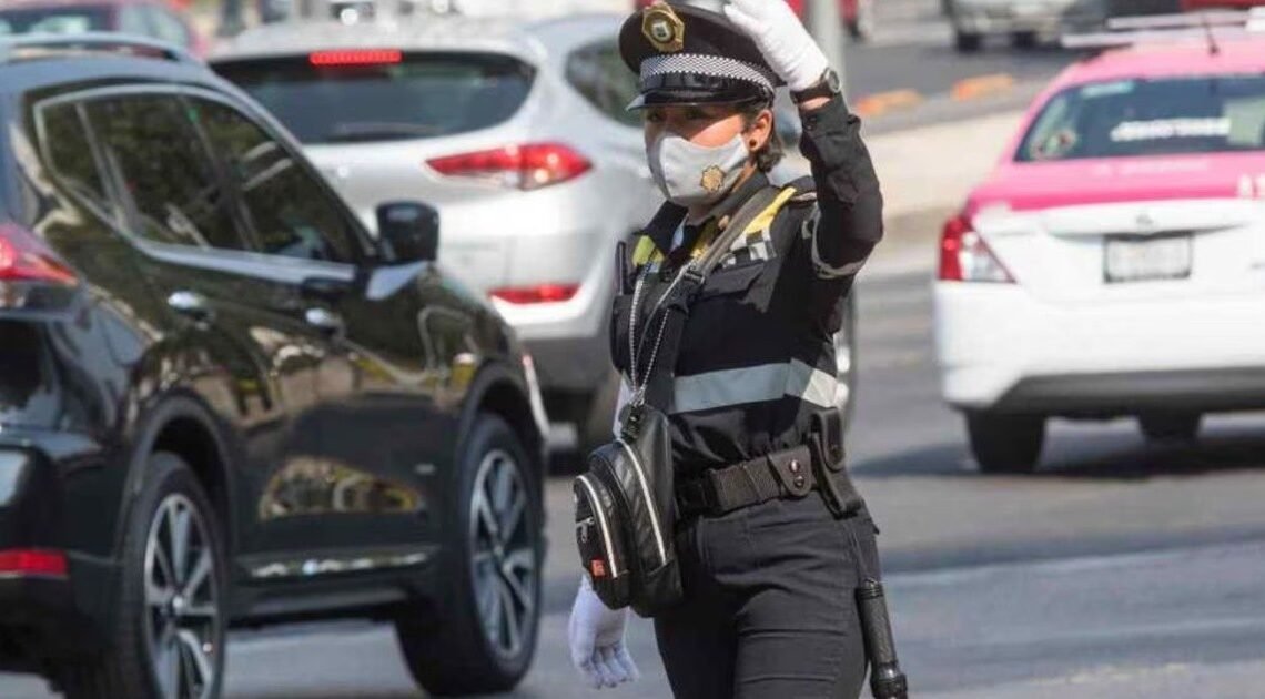 Marcha del 25N: Adulta mayor persigna a mujeres policía desplegadas en operativo