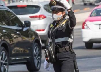 Marcha del 25N: Adulta mayor persigna a mujeres policía desplegadas en operativo