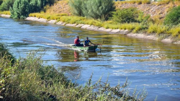 Continúa búsqueda de joven conductor que cayó al canal Las Pilas Continúa búsqueda de joven conductor que cayó al canal Las Pilas