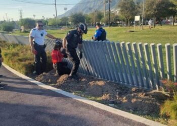 Niño queda atorado en las rejas de un parque al meter la pierna