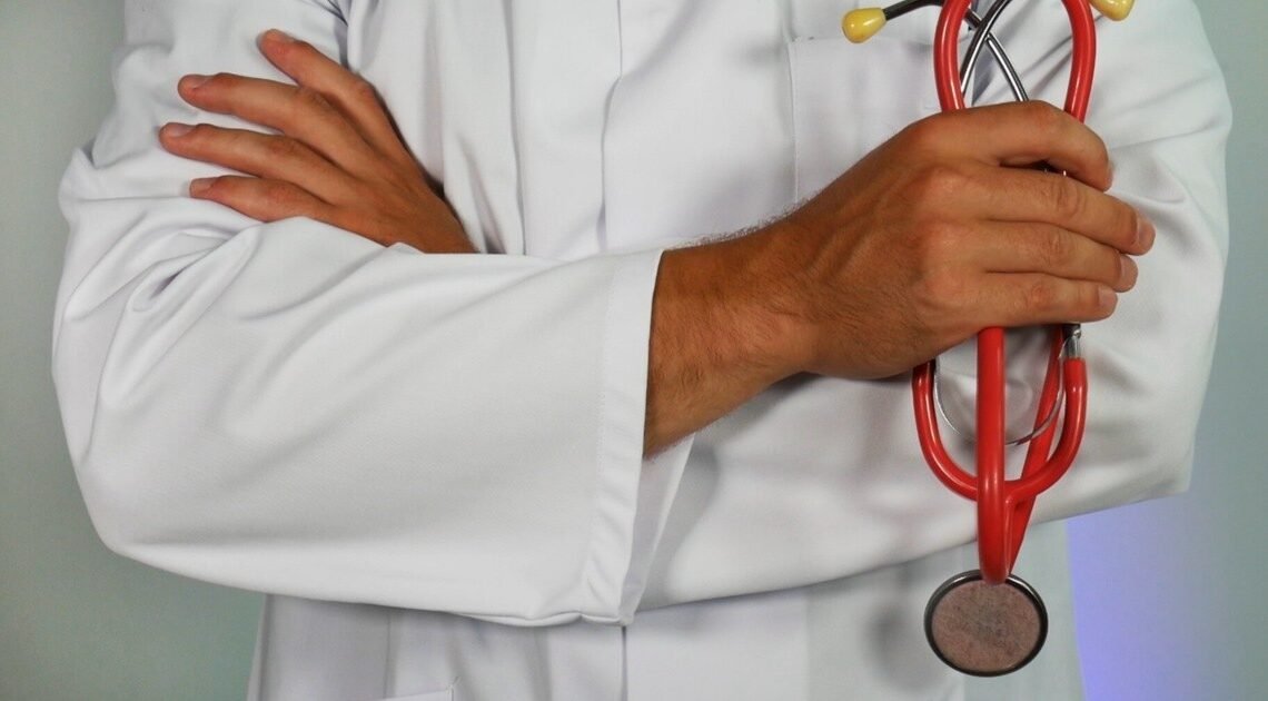 Médico dispara a niño en situación de calle por “molestar” a pacientes pidiendo dinero dentro de un sanatorio en Veracruz Médico dispara a niño en situación de calle por “molestar” a pacientes pidiendo dinero dentro de un sanatorio en Veracruz