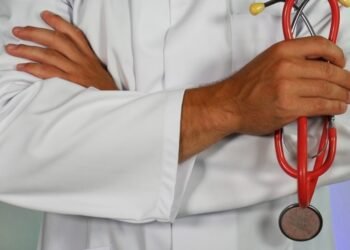 Médico dispara a niño en situación de calle por “molestar” a pacientes pidiendo dinero dentro de un sanatorio en Veracruz