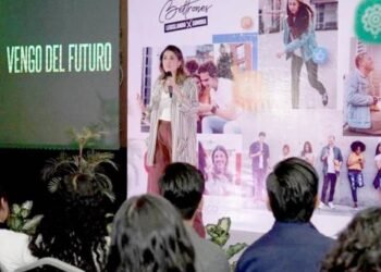 Imparten taller a padres y educadores sobre uso de tecnología