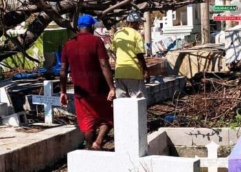Habitantes de Acapulco se dan tiempo para visitar a sus fieles difuntos