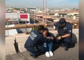 Policía estatal evita suicidio en puente de Hermosillo