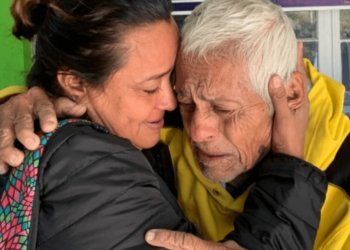 Conmovedor reencuentro de hija y padre extraviado en tierra lejana