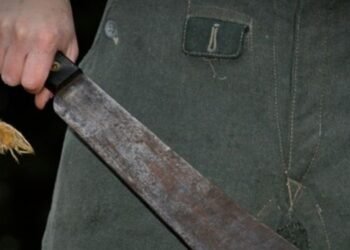 Hombre es detenido por portación de machete en Santa Clara