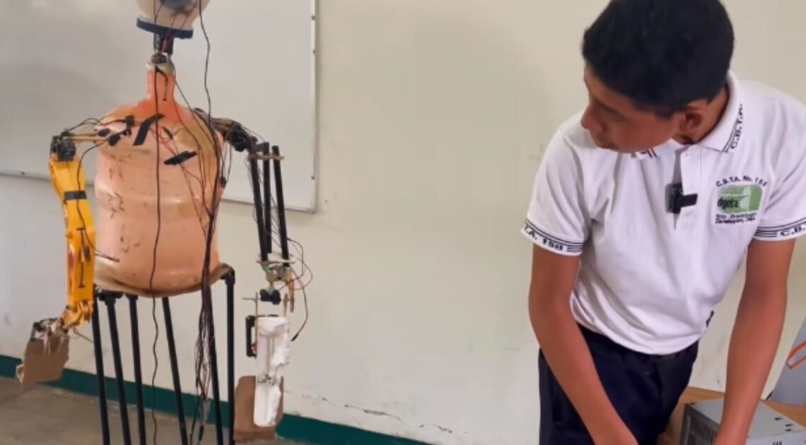 Estudiante de Oaxaca crea robot con materiales reciclados e impulsa la innovación en el Istmo de Tehuantepec