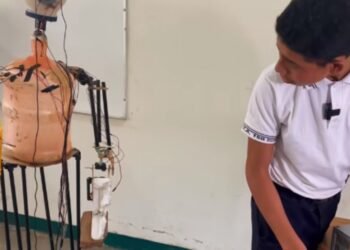 Estudiante de Oaxaca crea robot con materiales reciclados e impulsa la innovación en el Istmo de Tehuantepec