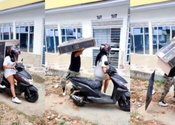 VIDEO: Pareja intenta transportar tele de 55 pulgadas en una moto y termina en desastre