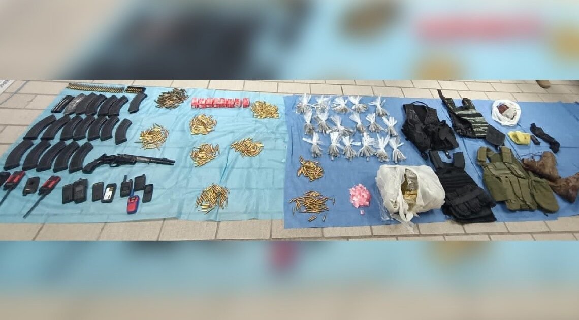 AMIC asegura armas, municiones, drogas, radios y equipo militar en vivienda de Santa Ana