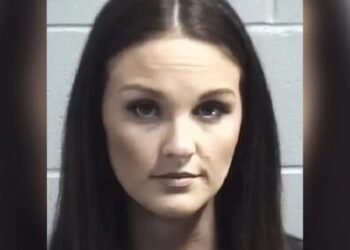 Maestra de escuela cristiana arrestada por abusar sexualmente de un estudiante de 17 años en el estacionamiento de pizzería en Carolina del Sur